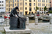 Norvegia, la regione dei fiordi, Alesund la statua di una anziana signora che riempie una botte di aringhe.